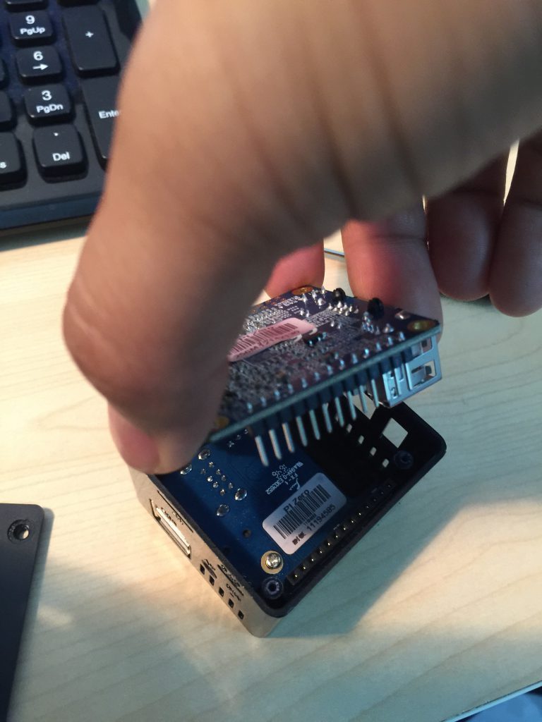 Tiếp đến lăp phần main Orange Pi Zero chính vào, phần tiếp xúc GPIO sẽ khớp chính xác với phần chân GPIO trên extension, bạn lắp khéo léo tránh bị gẫy chân tiếp xúc