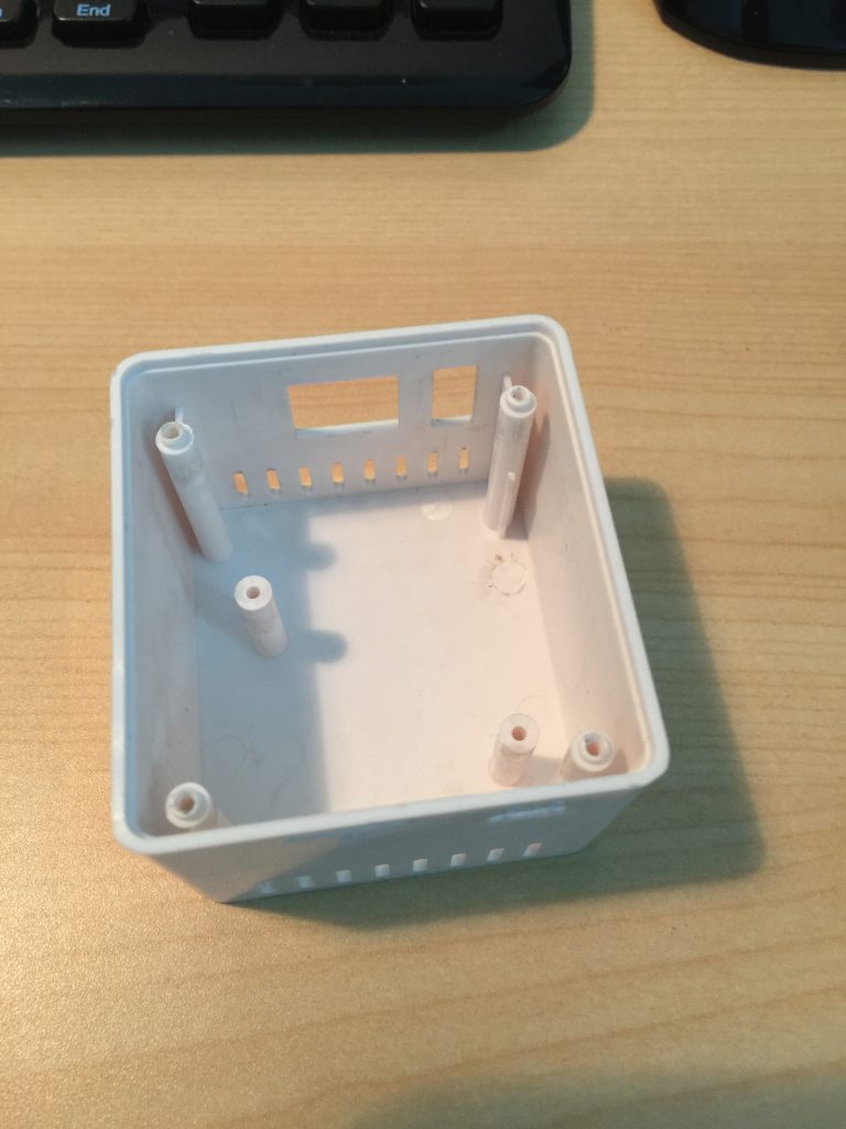 Đây là vỏ của Orange Pi Zero, phía hướng 12h là cổng LAN và USB