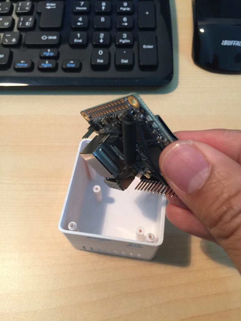 Đặt khéo léo bo mạch Orange Pi Zero vào trong vỏ, chú ý là lắp phần cổng USB và nguồn vào trước