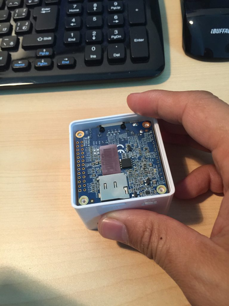 Căn chỉnh làm sao bo mạch của Orange PI Zero khớp vào 4 lỗ vít và các khe kết nối đều thông thoáng
