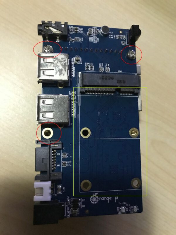 Chú ý ko vặn ốc ở phần trong khu vàng sẽ kênh ổ flash
